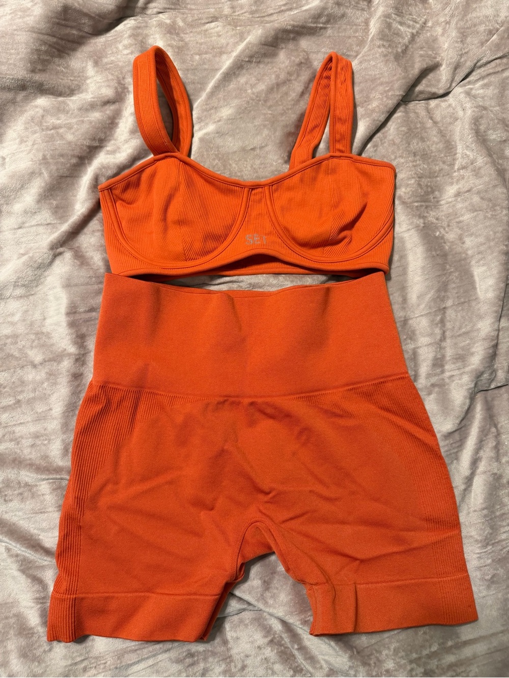 Set Active sports bra and shorts set